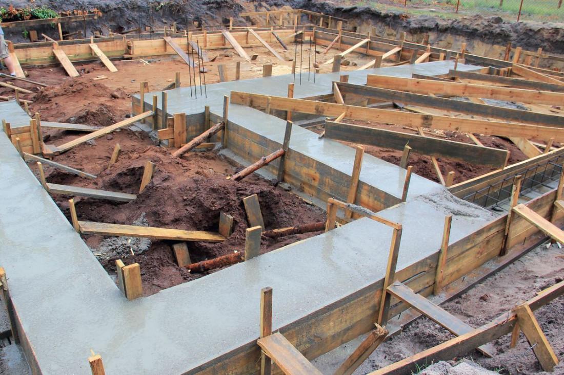 Jakie są etapy montażu fundamentów żurawia wieżowego?