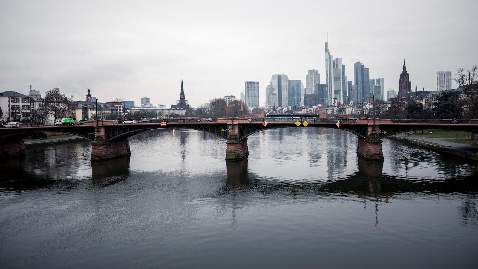 Jak dobrać idealne gwoździe do mocowania łat dachowych?